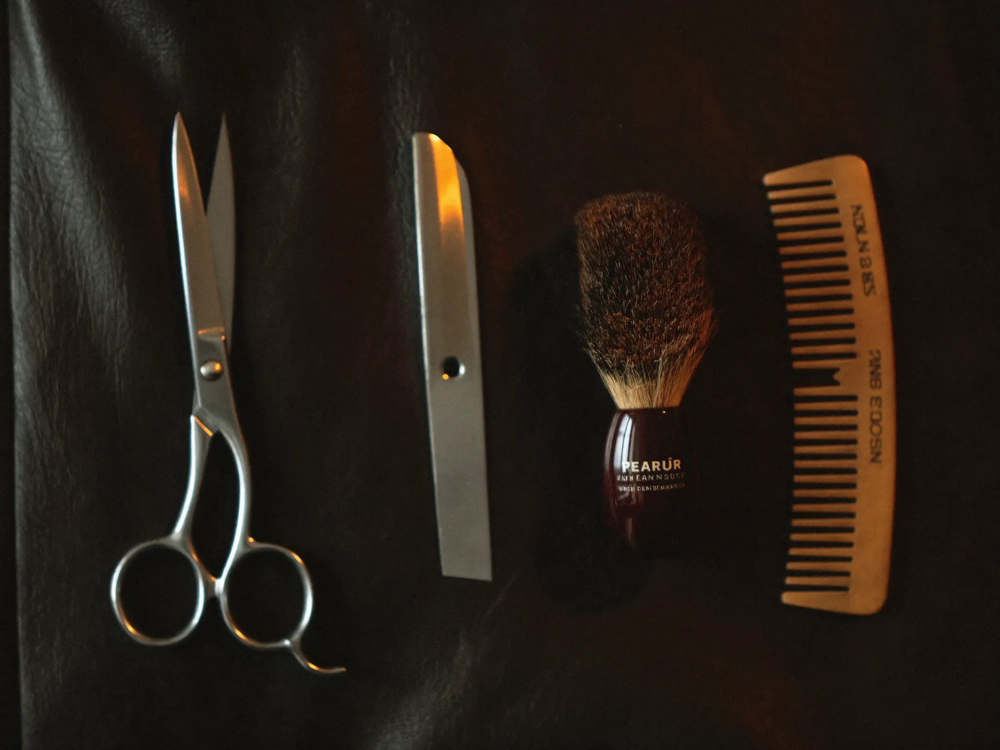 Nahaufnahme im Salon: konzentrierte Handarbeit mit Schere und Kamm bei Steinfade